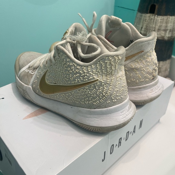 Kyrie 3 - Picture 3 of 5